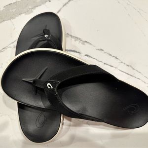 Like new OluKai Nu'a Pi'o Sandals Black Women's size 8. Worn several times on